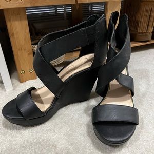 Jessica Simpson black wedges